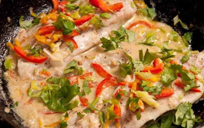 filetes de pescado en salsa de coco