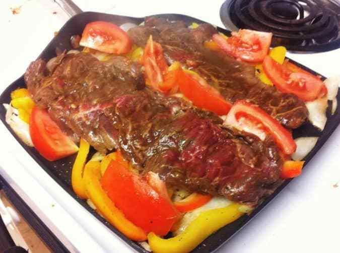 filetes de carne cocinandose