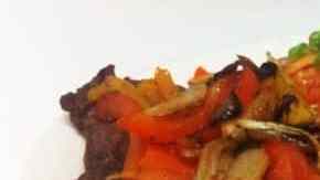 filetes de carne en tres pimentones