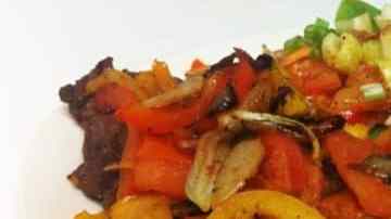 filetes de carne en tres pimentones