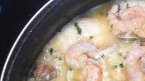 pescado con gambas y conchas