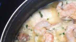 pescado con gambas y conchas