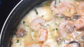 pescado con gambas y conchas