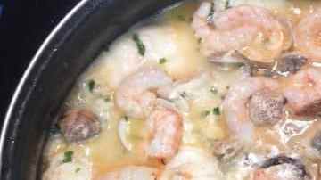 pescado con gambas y conchas