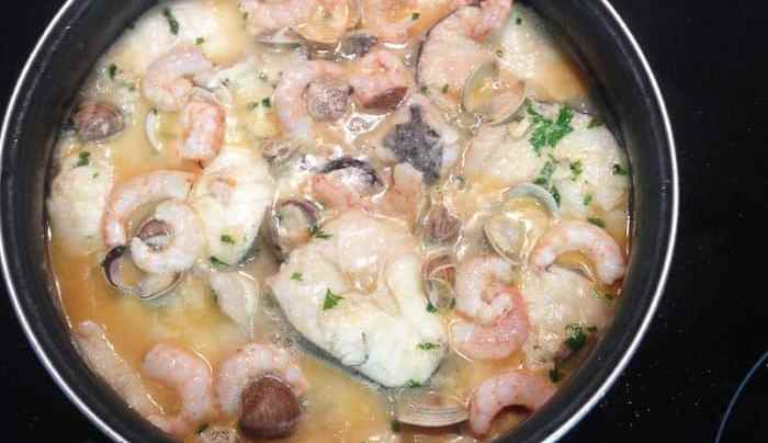 pescado con gambas y conchas