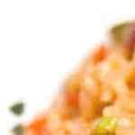 plato con arroz con salchichas