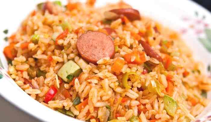 plato con arroz con salchichas