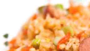 plato con arroz con salchichas