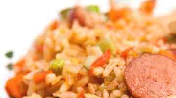 plato con arroz con salchichas