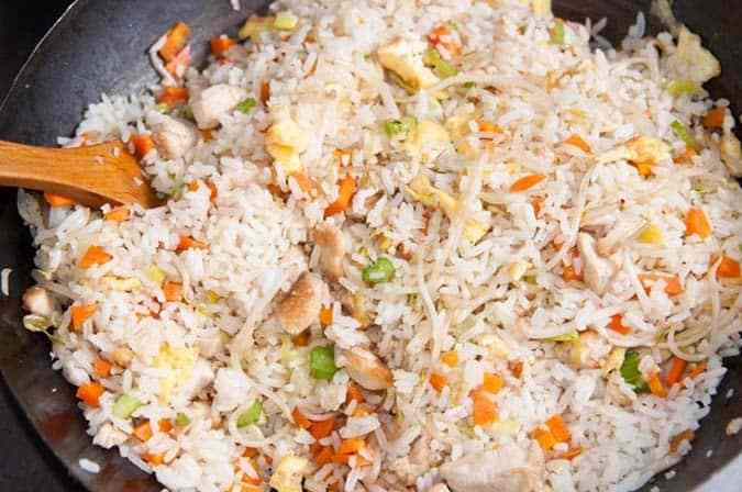 salteando arroz con demás ingredientes