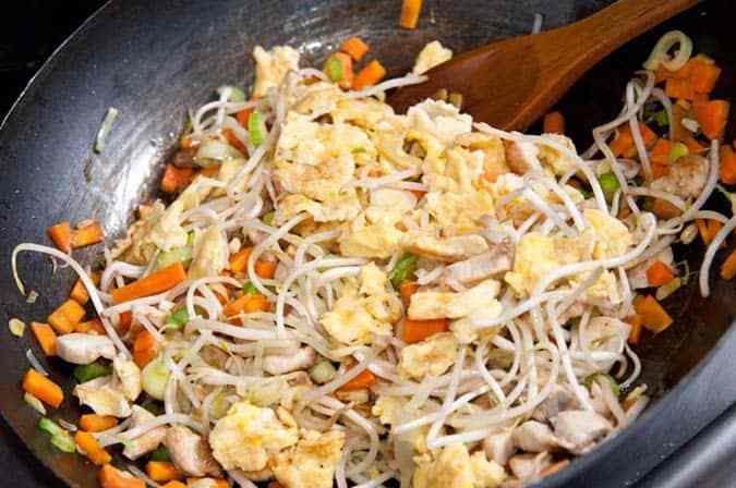 salteando ingredientes chinos en el wok