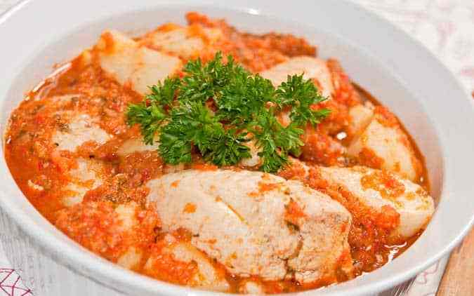 plato de estofado de pollo con papas