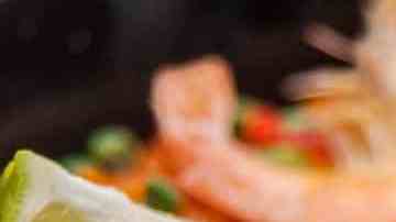 paella de marisco con camarones y calamares