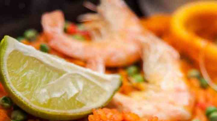 paella de marisco con camarones y calamares