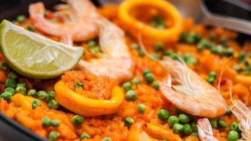 paella de marisco con camarones y calamares