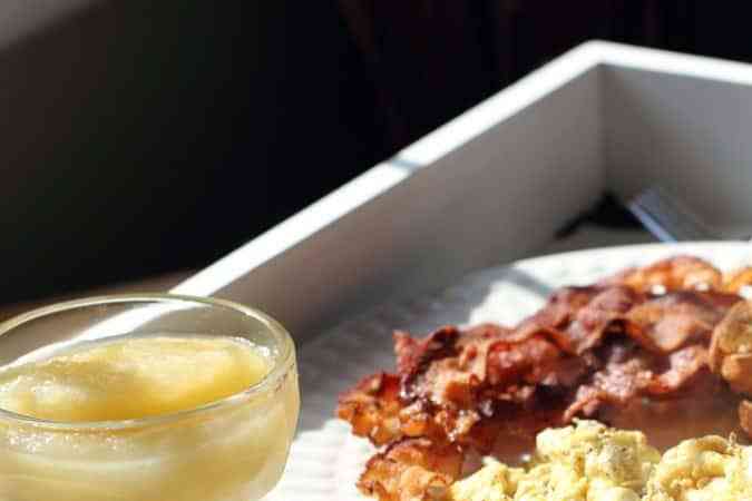 desayuno con huevos revueltos