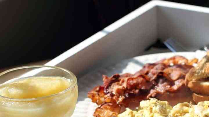 desayuno con huevos revueltos