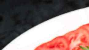 plato de milanesa de pollo con arroz y tomates