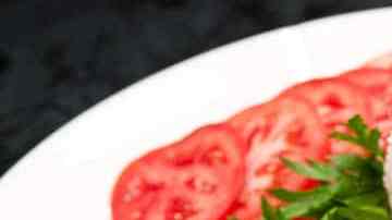 plato de milanesa de pollo con arroz y tomates