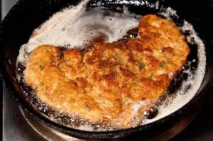 preparando milanesa de pollo