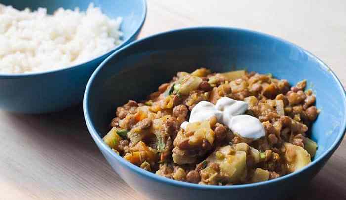 curry de lentejas y calabaza con yogurt