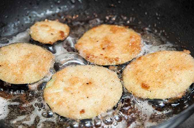 friendo-bocaditos-de-berenjena-con-pesto