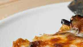 plato con una porción de lasaña de berenjenas