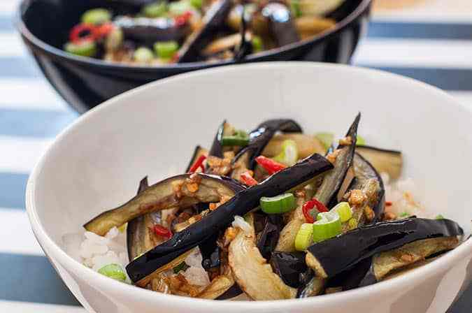 cuenco de berenjenas con miel y soja