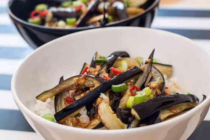 cuenco de berenjenas con miel y soja