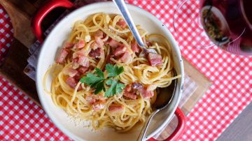 plato de espaguetis con salsa carbonara