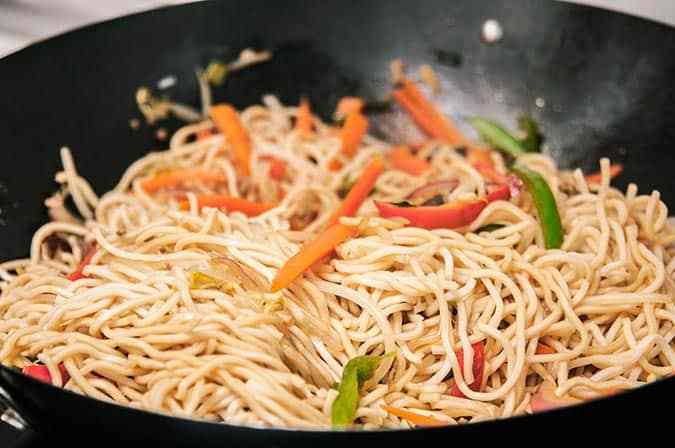 comida china tallarines con vegetales y hongos