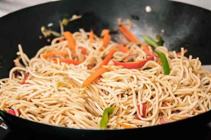 comida china tallarines con vegetales y hongos