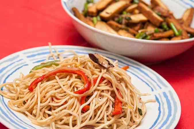 receta de tallarines chinos con verduras y hongos