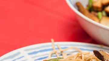 receta de tallarines chinos con verduras y hongos