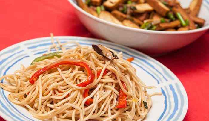 receta de tallarines chinos con verduras y hongos