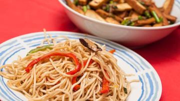 receta de tallarines chinos con verduras y hongos