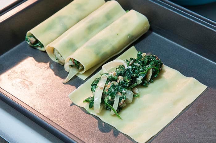 haciendo canelones rellenos con espinacas