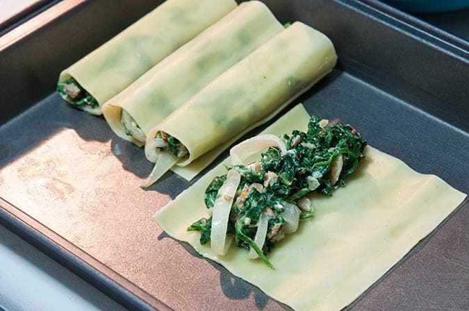 haciendo canelones rellenos con espinacas