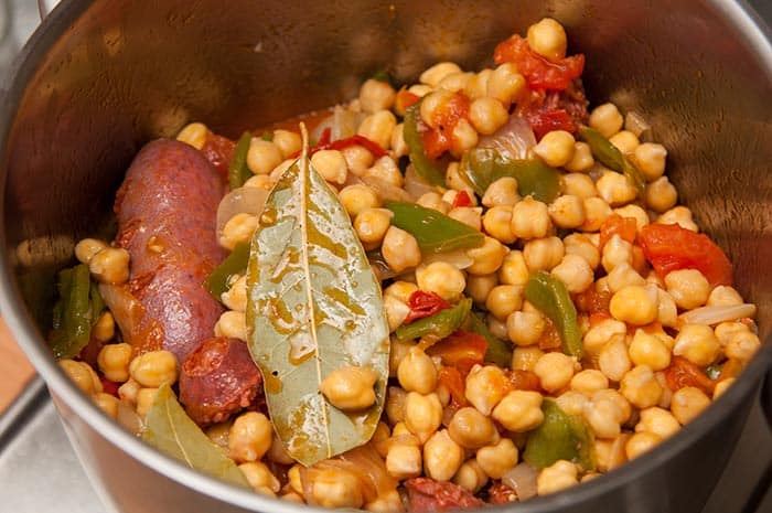 preparando potaje de garbanzos