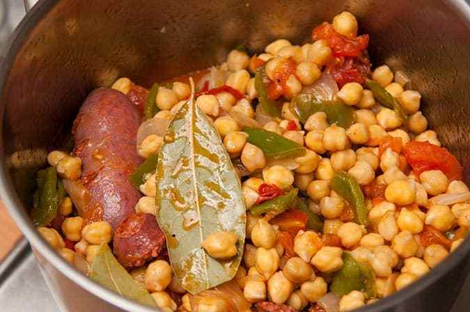 preparando potaje de garbanzos
