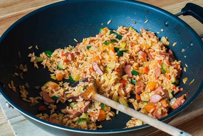 receta facil arroz guisado con calabacin y salchichas