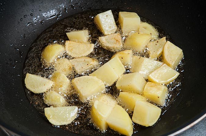 haciendo patatas bravas