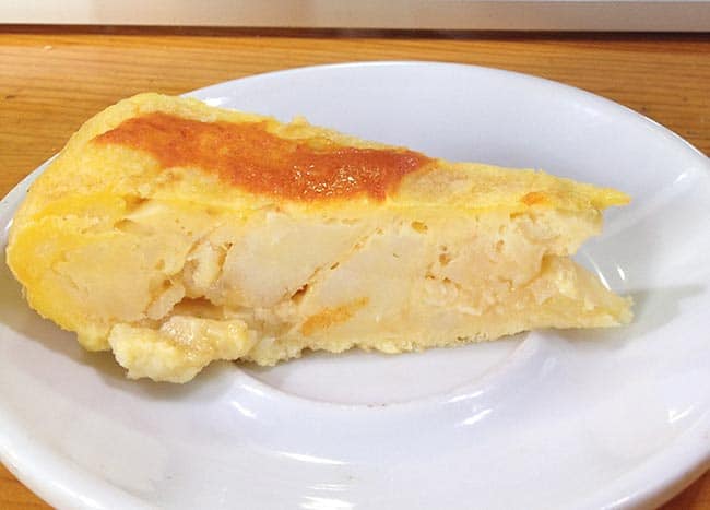 tortilla con salsa brava