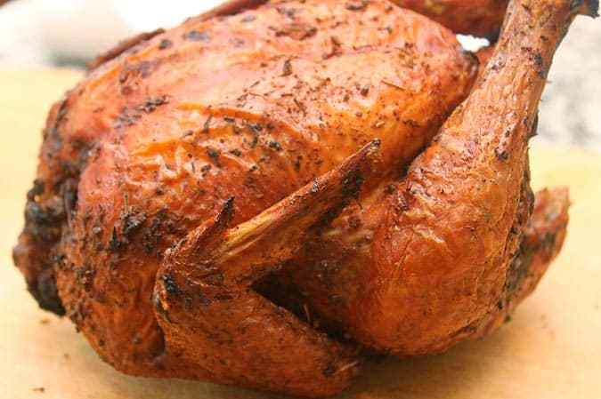 Pollo asado al horno entero listo para picar en piezas