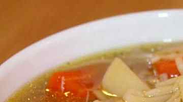 sopa de fideos casera