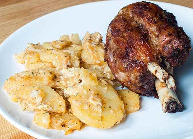 codillo asado al horno con patatas