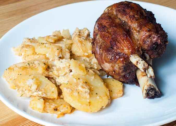 codillo asado al horno con patatas