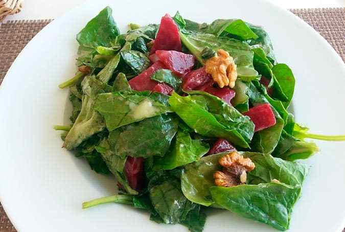 plato con ensalada de espinacas