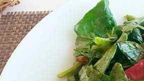 plato con ensalada de espinacas