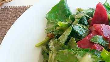 plato con ensalada de espinacas